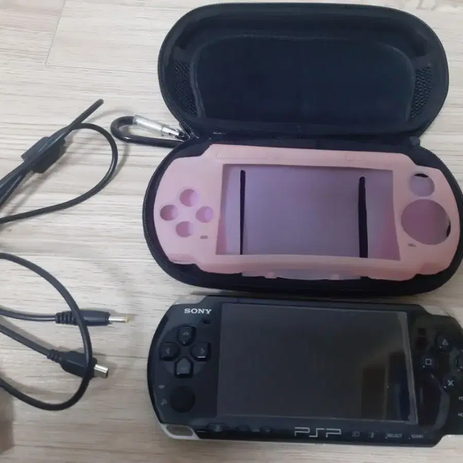 PSP 3005 블랙 팝니다 파우치 실리콘커버 충전케이블 게임은 철권