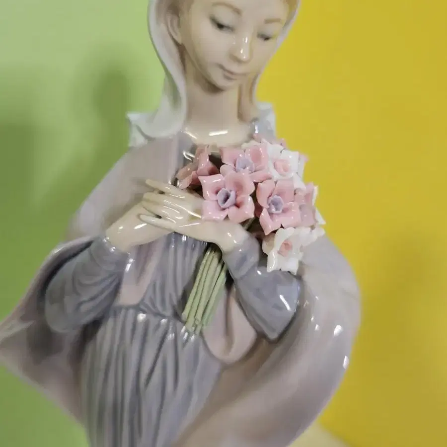 LLADRO 5171 Our Lady with Flower 야드로 마돈나