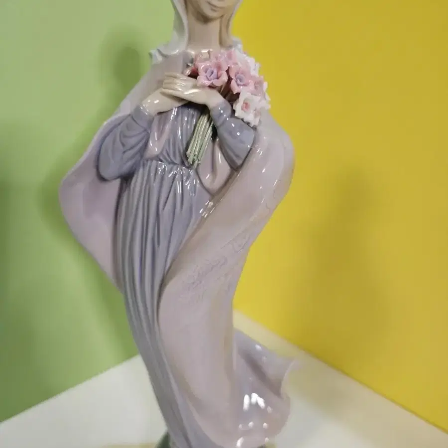 LLADRO 5171 Our Lady with Flower 야드로 마돈나