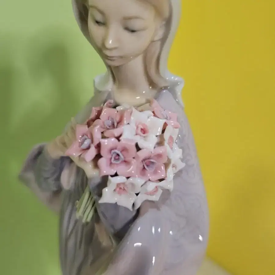 LLADRO 5171 Our Lady with Flower 야드로 마돈나