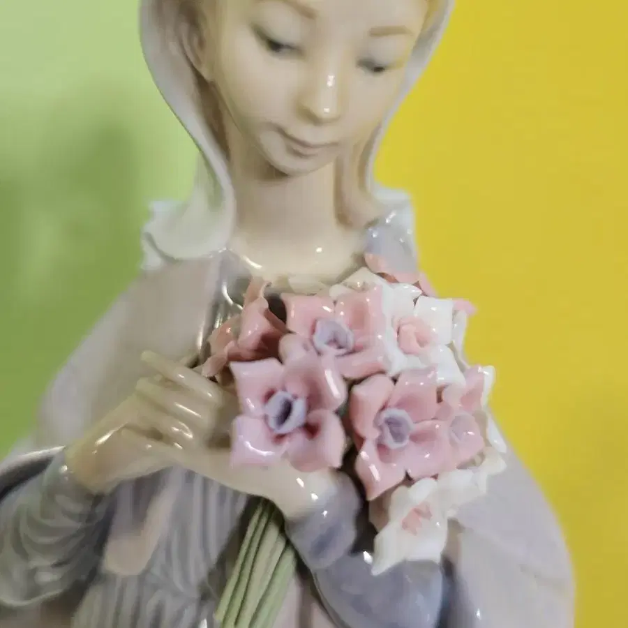 LLADRO 5171 Our Lady with Flower 야드로 마돈나