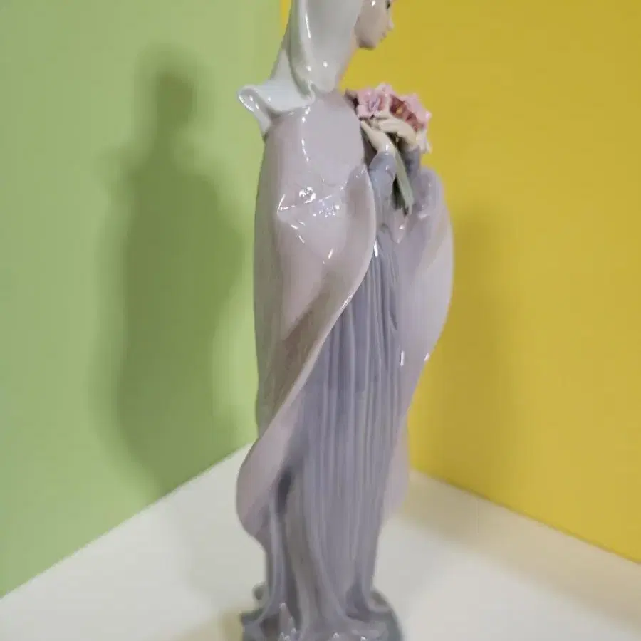 LLADRO 5171 Our Lady with Flower 야드로 마돈나