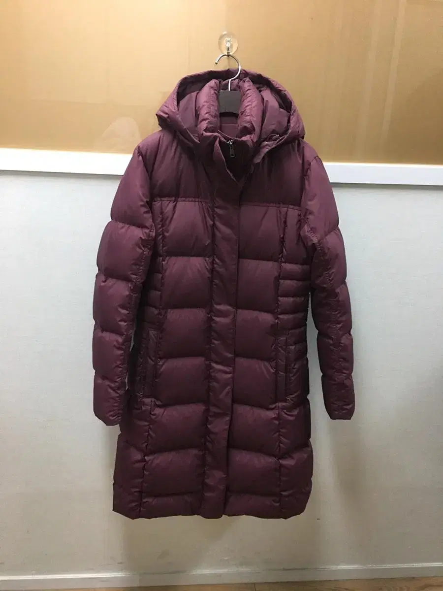 (55) Patagonia Genuine Burgundy Duck Down Long Puffer Jumper