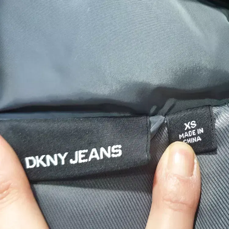 XS(44)DKNY 여성 퀄팅 하이넥 다운 크롭 패딩