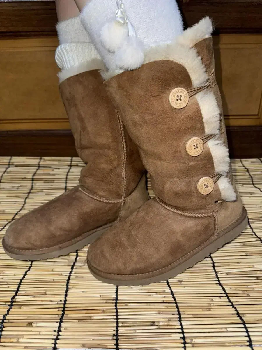 Ugg 단추 부츠 230