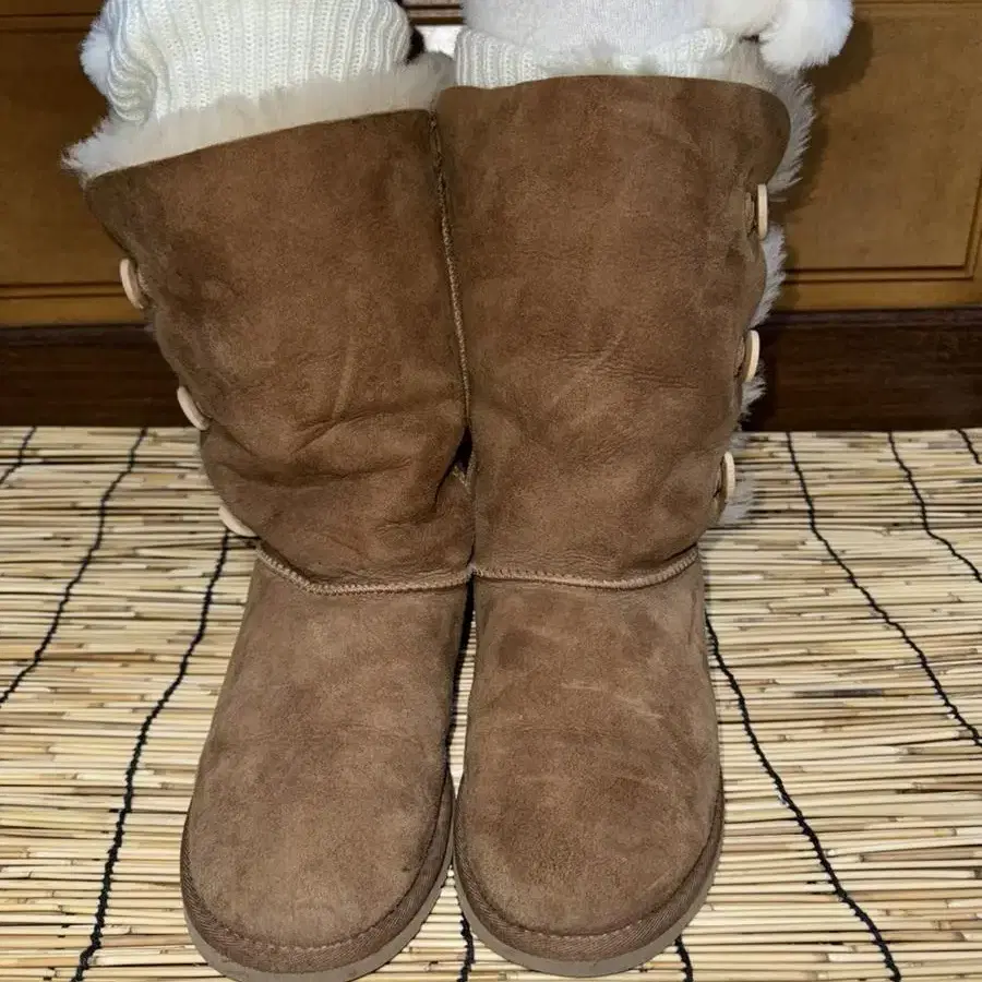 Ugg 단추 부츠 230