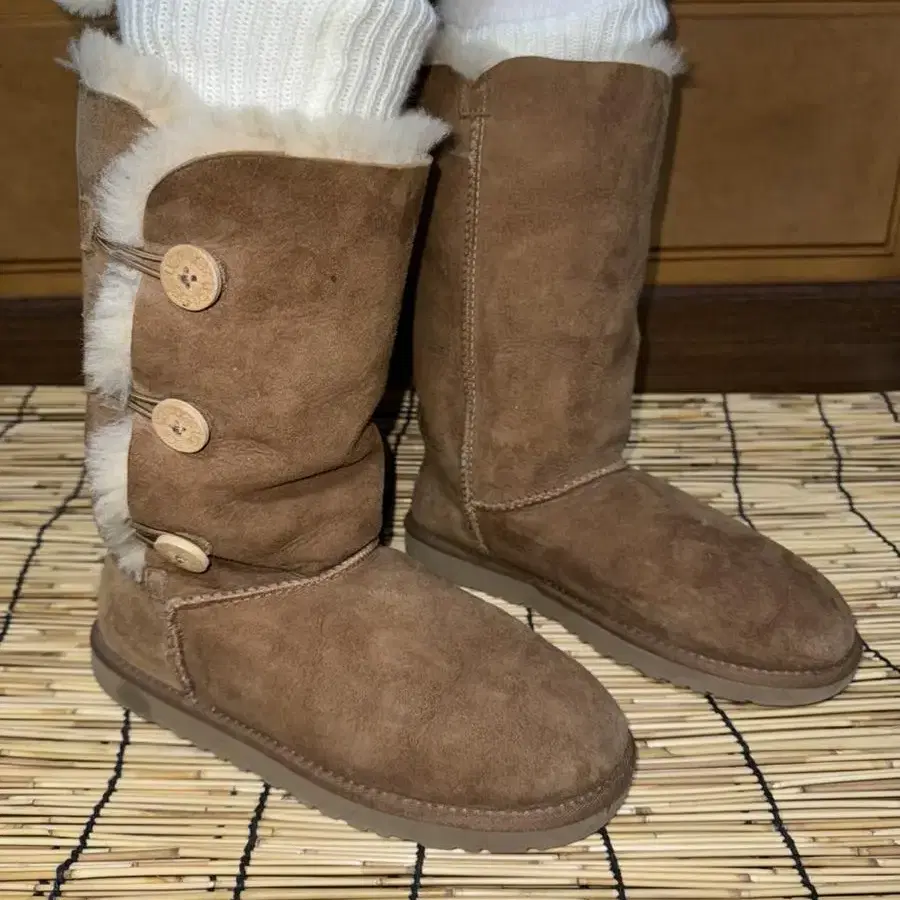 Ugg 단추 부츠 230