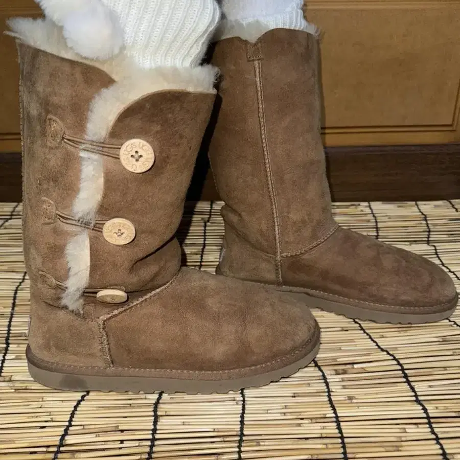 Ugg 단추 부츠 230