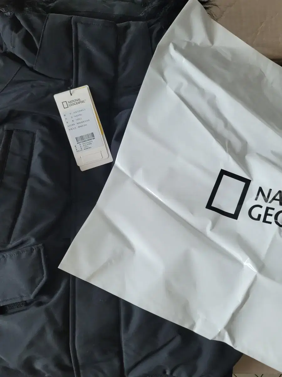 National Geographic Padded Black Large