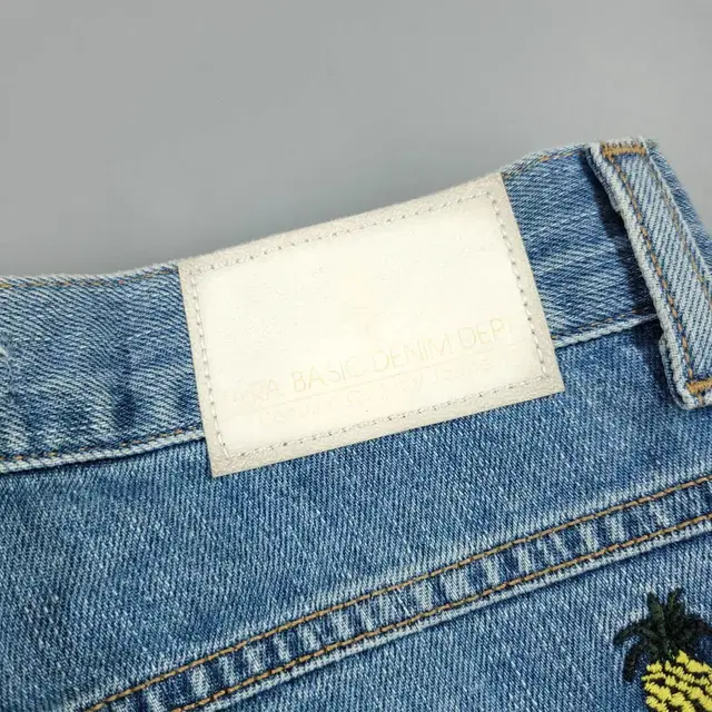 자라 베이직 Z1975 DENIM 연청 파인애플 자수패턴 청반바지 하프