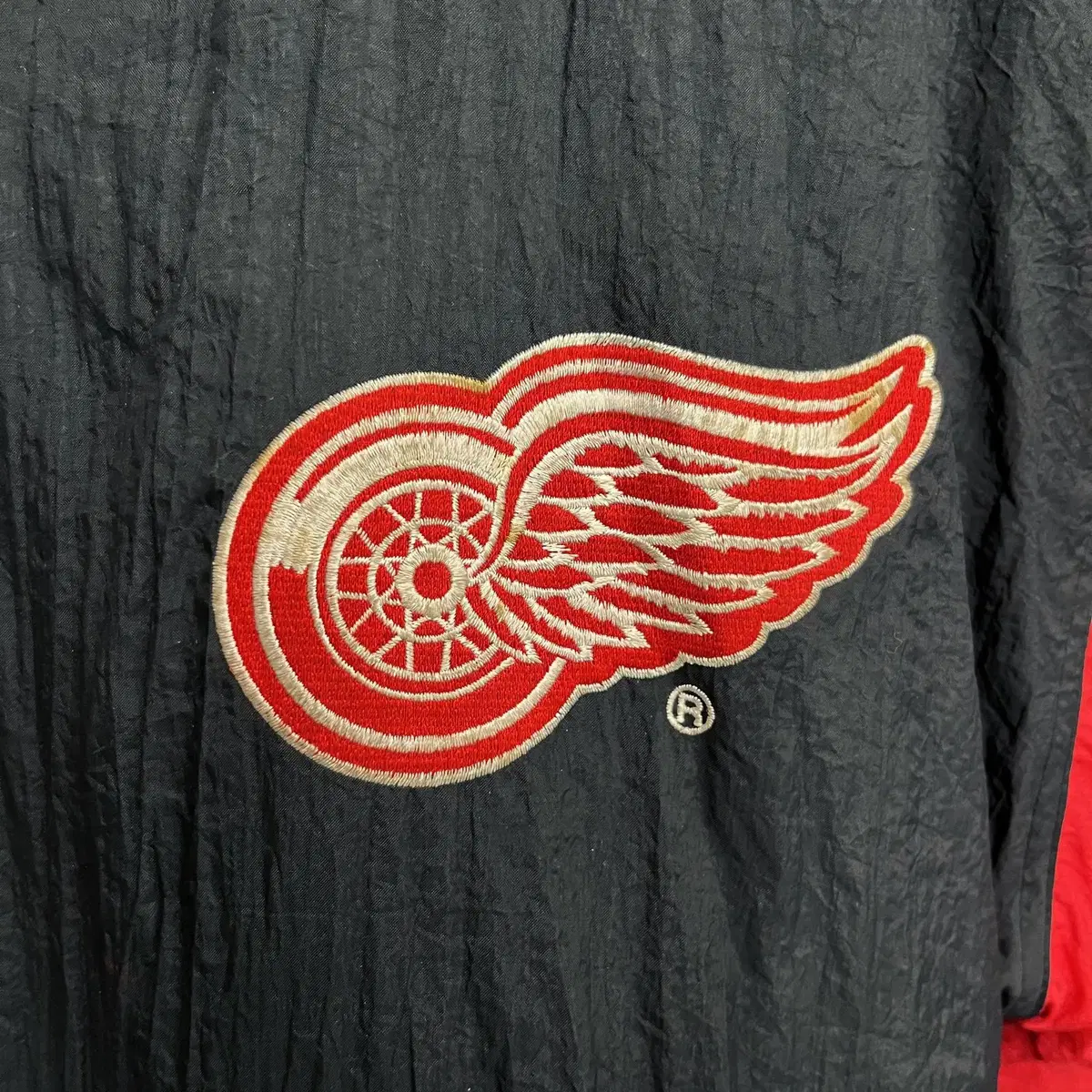 NHL RED WINGS 블랙 암레드 백 레터링 올드스쿨 바시티 점퍼