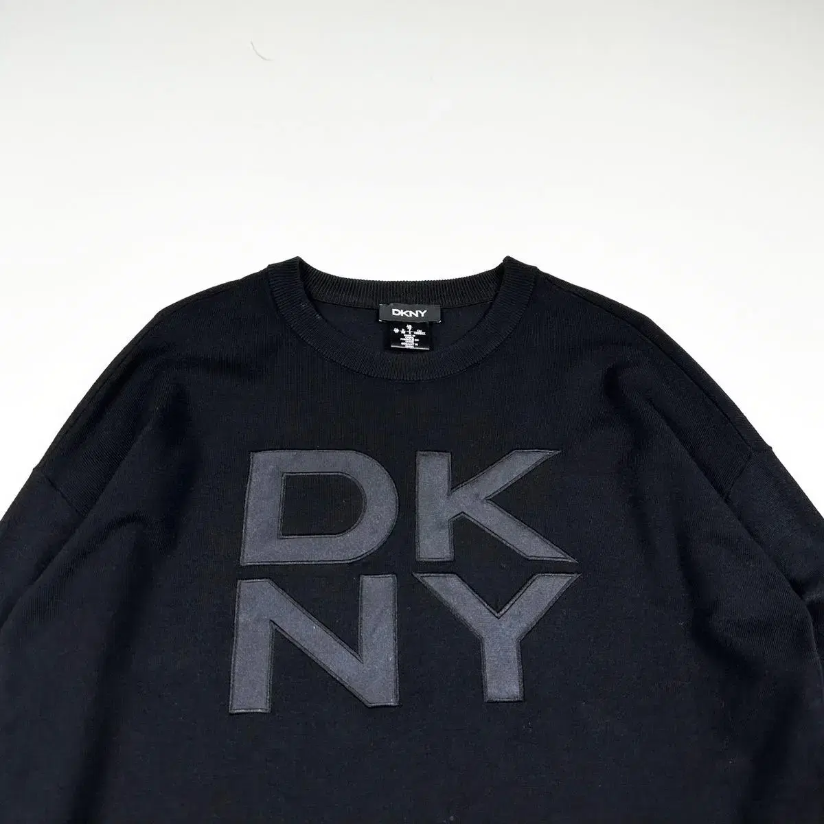 (XS) DKNY 스펠아웃 여성 크롭 니트