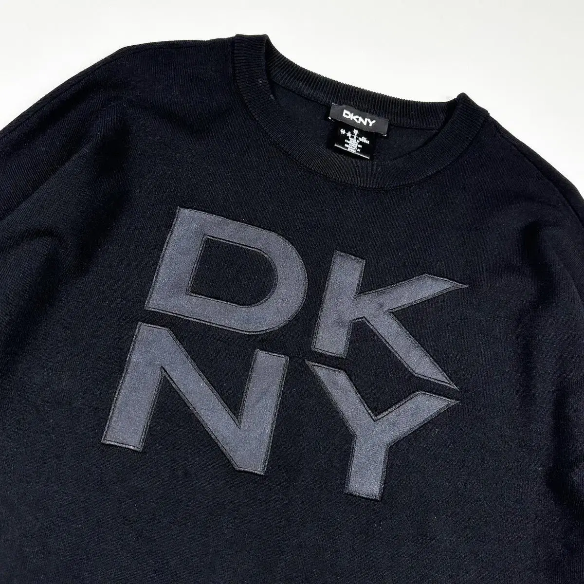 (XS) DKNY 스펠아웃 여성 크롭 니트