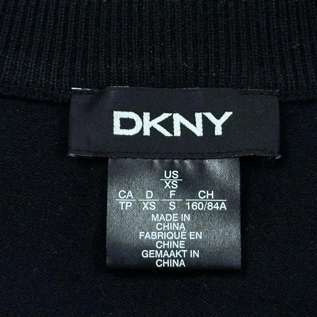 (XS) DKNY 스펠아웃 여성 크롭 니트