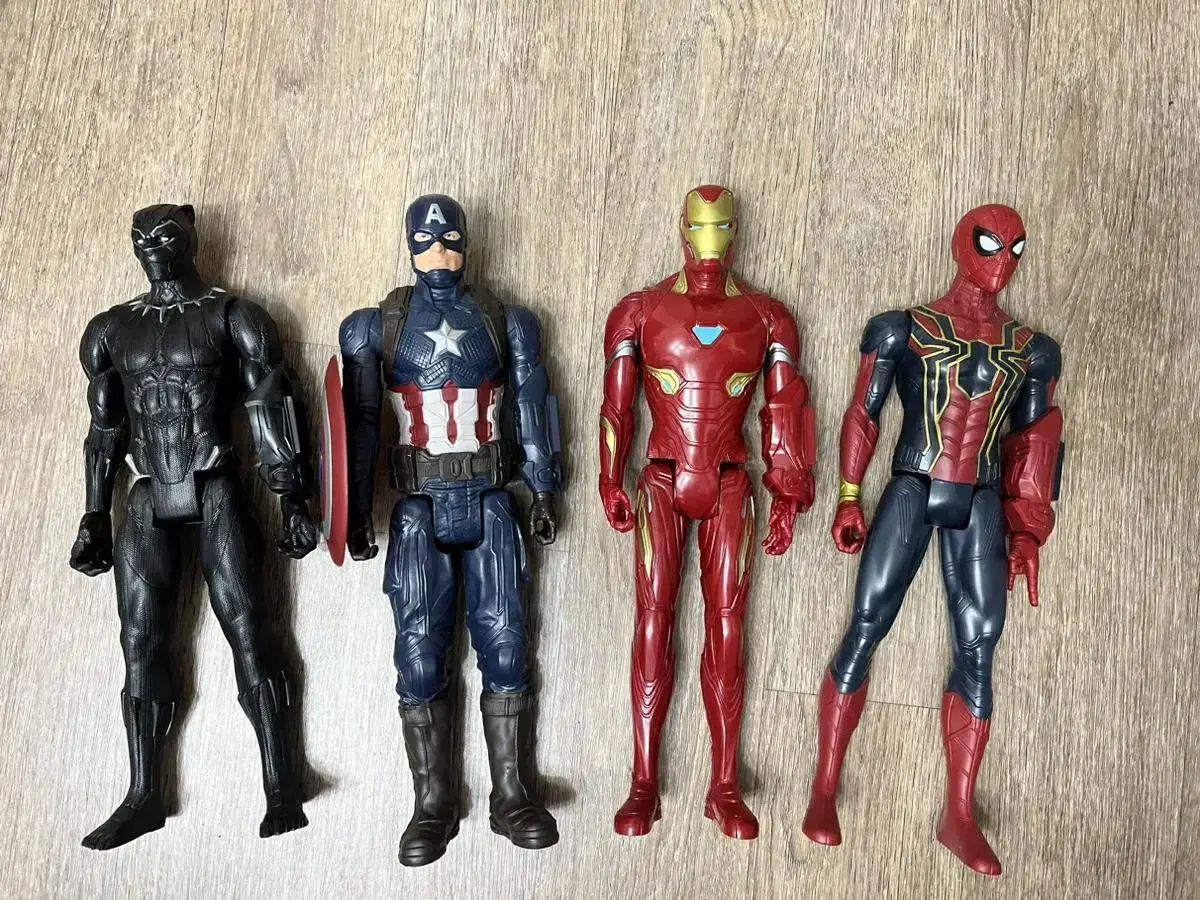 Sells Avengers Figures bulk 