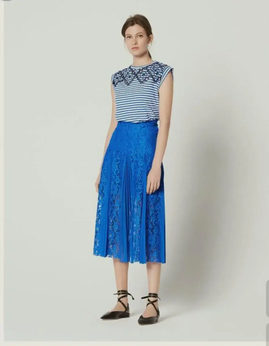 [ Sandro ] Selling a lace skirt.