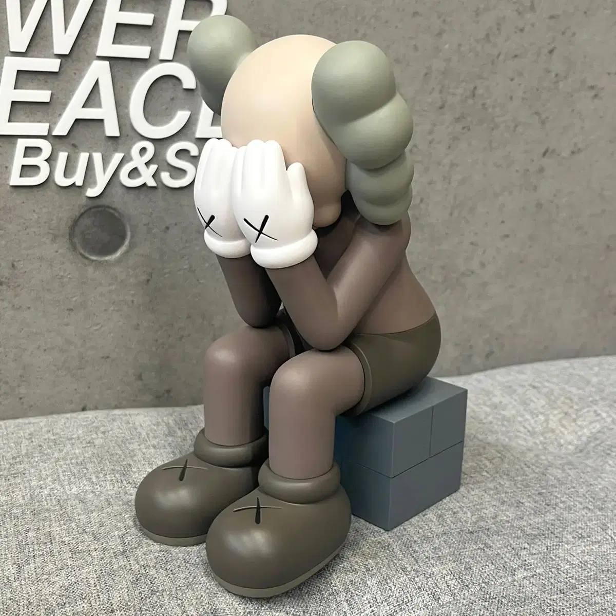 #새제품 카우스 패싱쓰루 오픈에디션 바이닐 브라운-G011005 KAWS