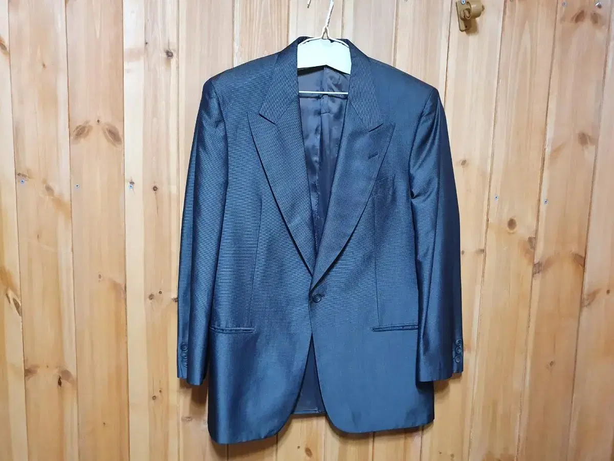 95 Luxury Valentino Garavani 100% silk blazer jacket