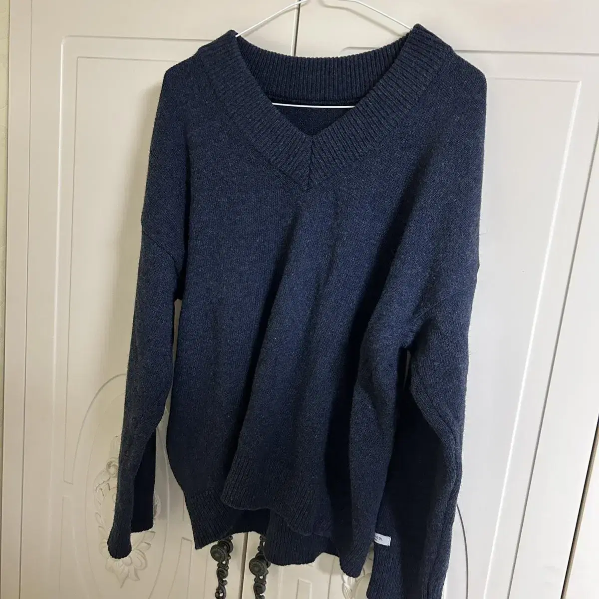 V-neck knit navy blue