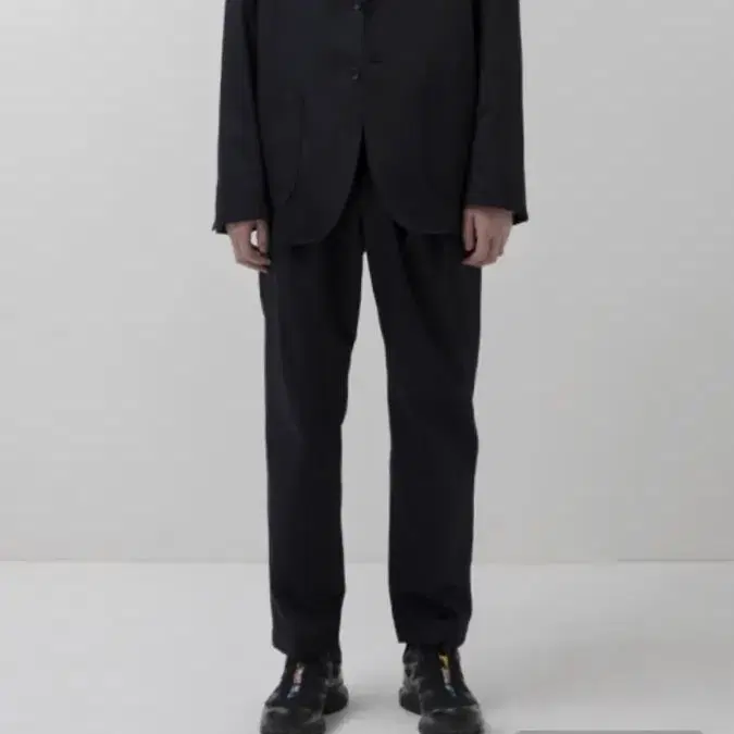 8Division 에이트디비젼 pleated navy trousers(m