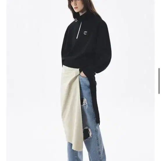 커렌트 SYMBOL HALF NECK SWEATSHIRT 블랙