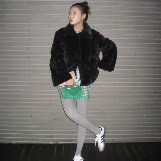 아웃엑소 블랙 퍼 자켓 fur jacket black