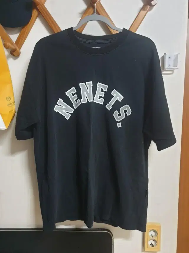 NENETS ARCH LOGO S/S TEE BLACK