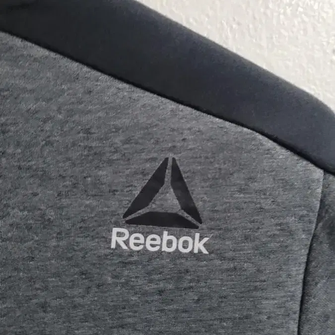 [S]ReeBok리복 챠콜그레이 레터링빅로고 맨투맨티셔츠!