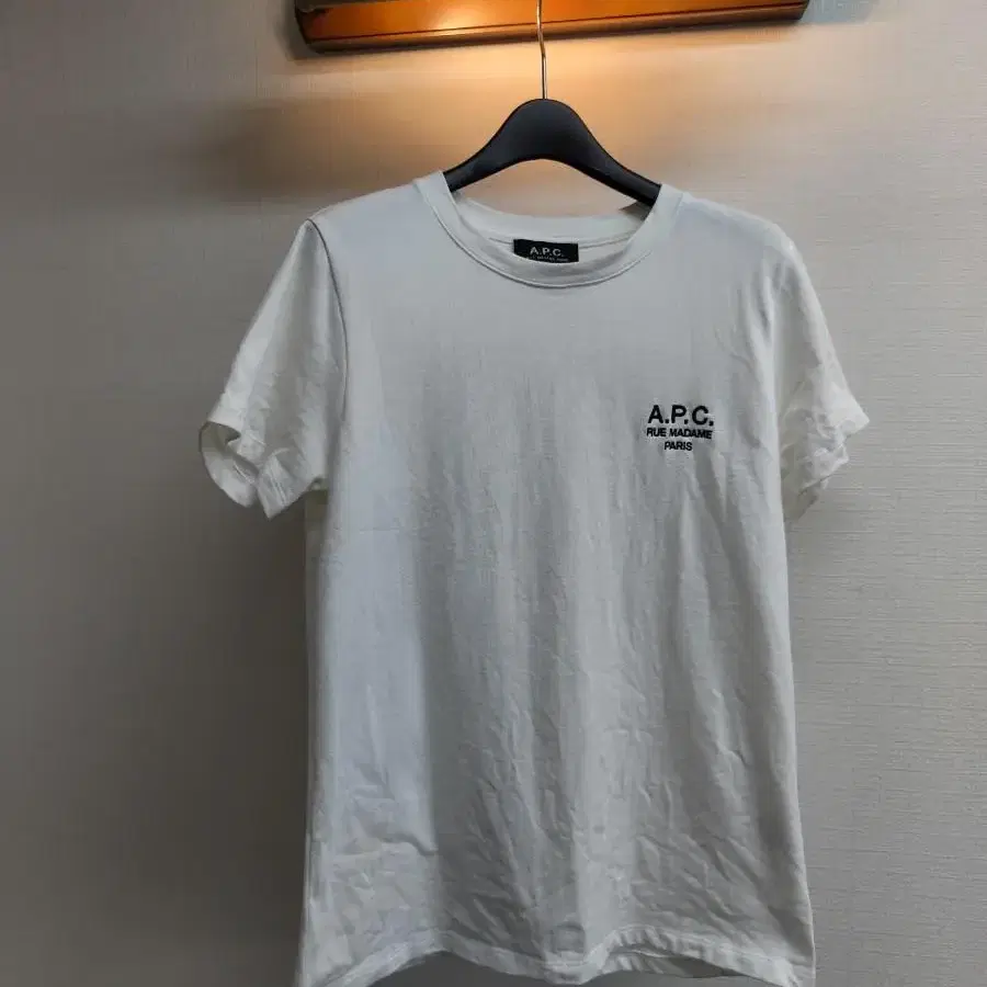 우먼 M) A.P.C 루마담 로고 반팔 팝니다