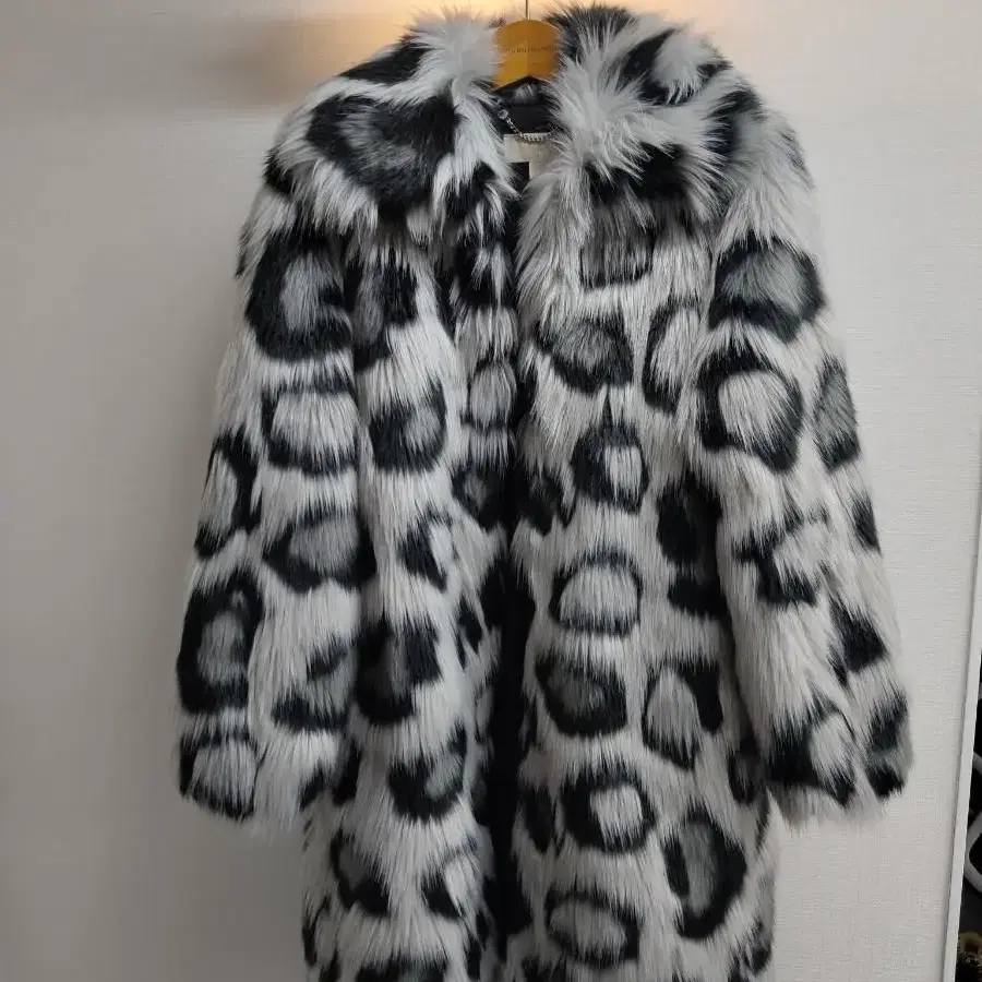 S) 마이클 코어스 Faux Fur 레오파드 코트 팝니다