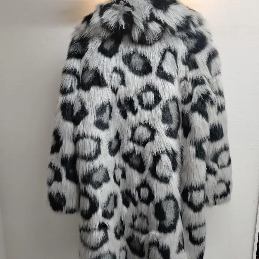 S) 마이클 코어스 Faux Fur 레오파드 코트 팝니다