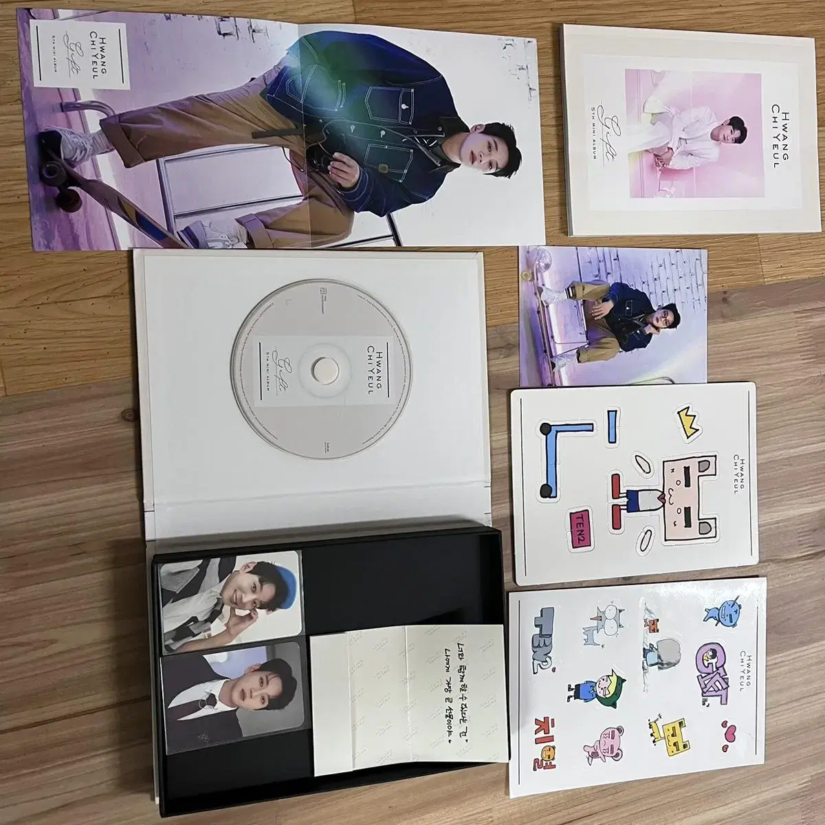 Hwang Chi-Yeol sells photo cards and album 