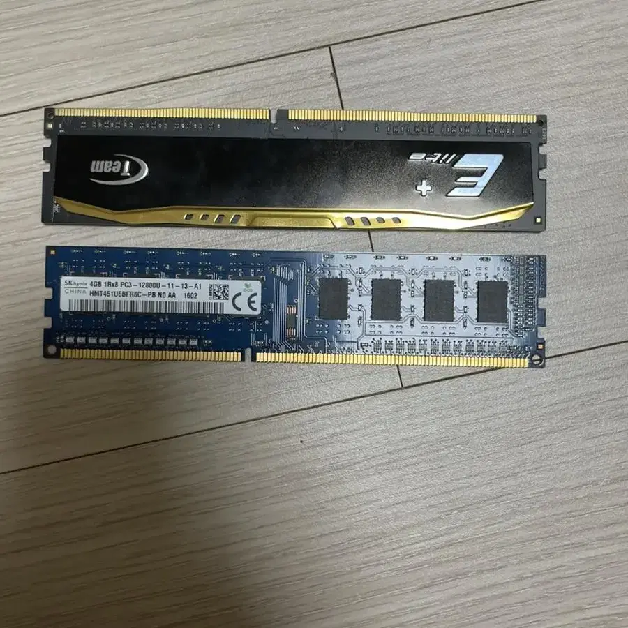 메인보드 메모리 DDR4 4GB 2개