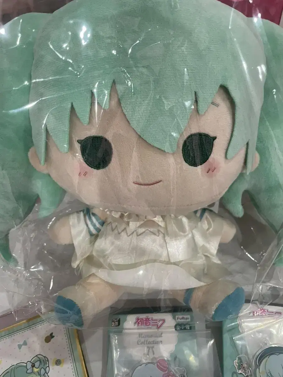 Hatsunemiku Ichibankuji A-phase doll, keyring, colored paper