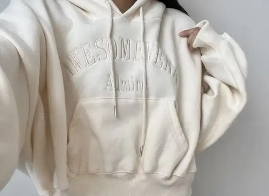 Cream-colored long-sleeved hoodie Vahn cropped hoodie No collar