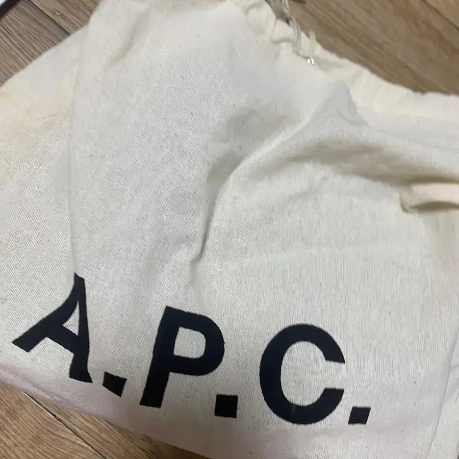 아페쎄 apc a.p.c 하프문백 가방 4시간 착용 새거