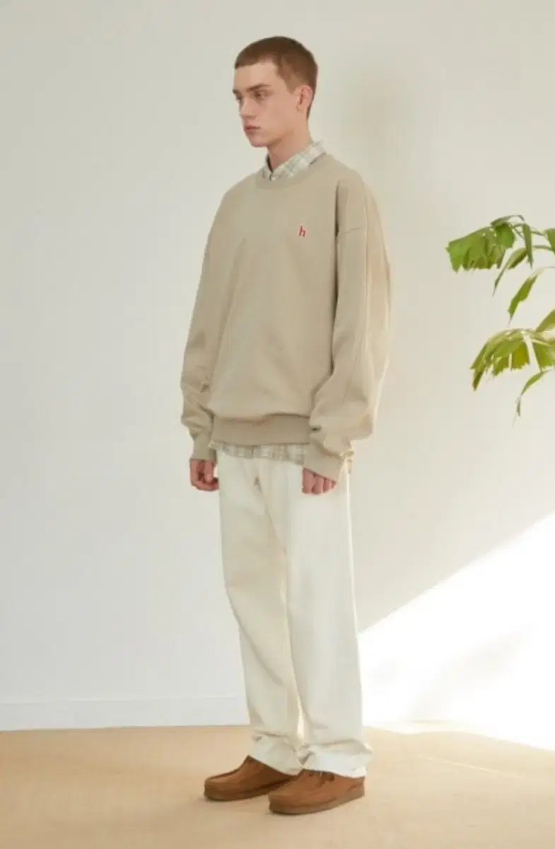 Hedges beige logo embroidered vahn sells size L.