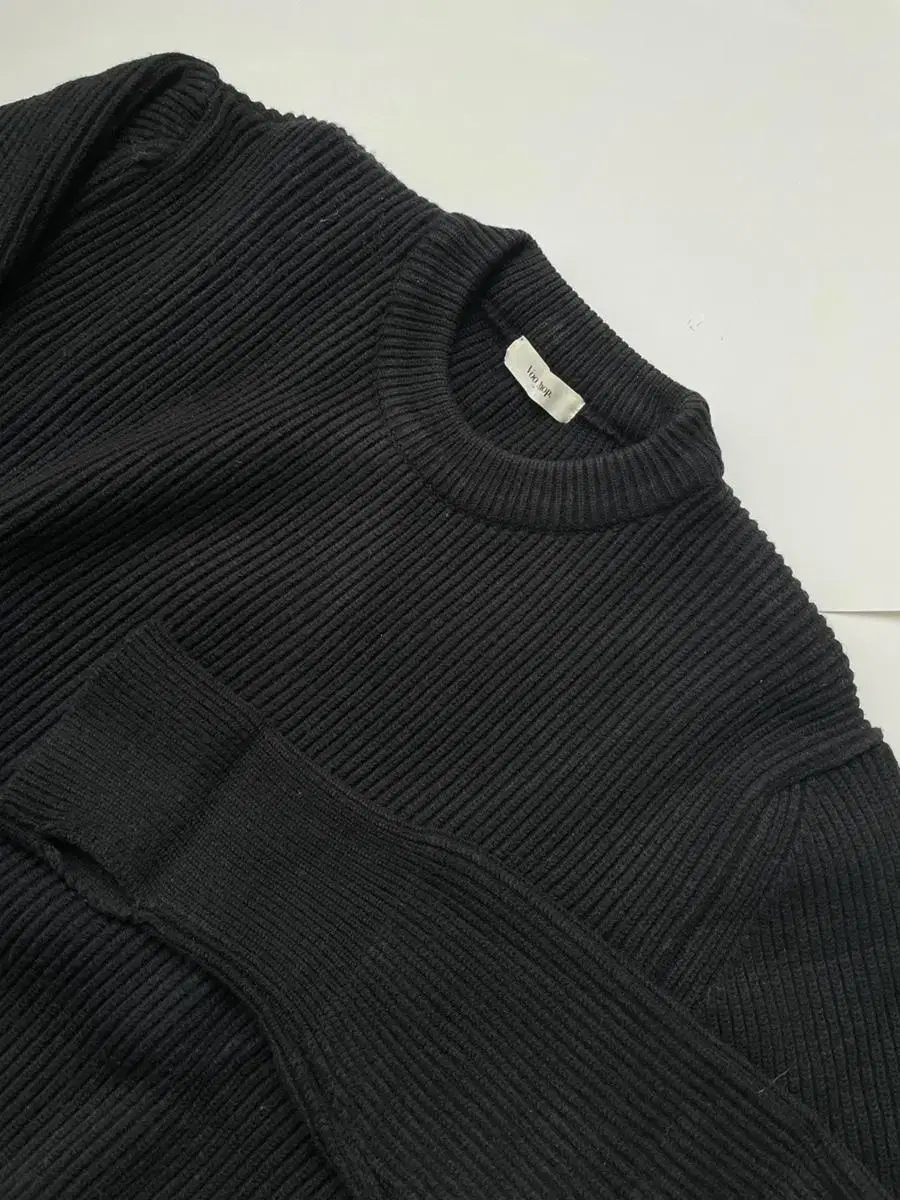 [103] Voo shop / Black Heavyweight Crew Neck Knit