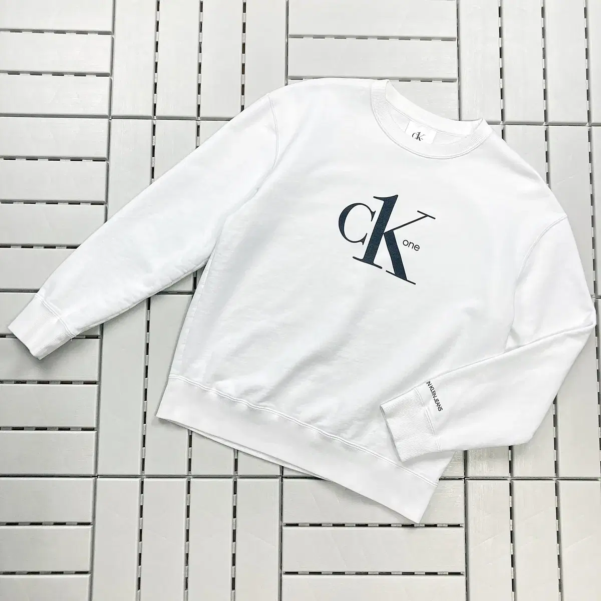 [100] New Calvin Klein White Logo Point Roundneck Sweatshirt