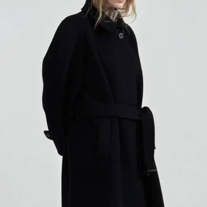 더바넷 Black Roger Belted Balmacaan Coat