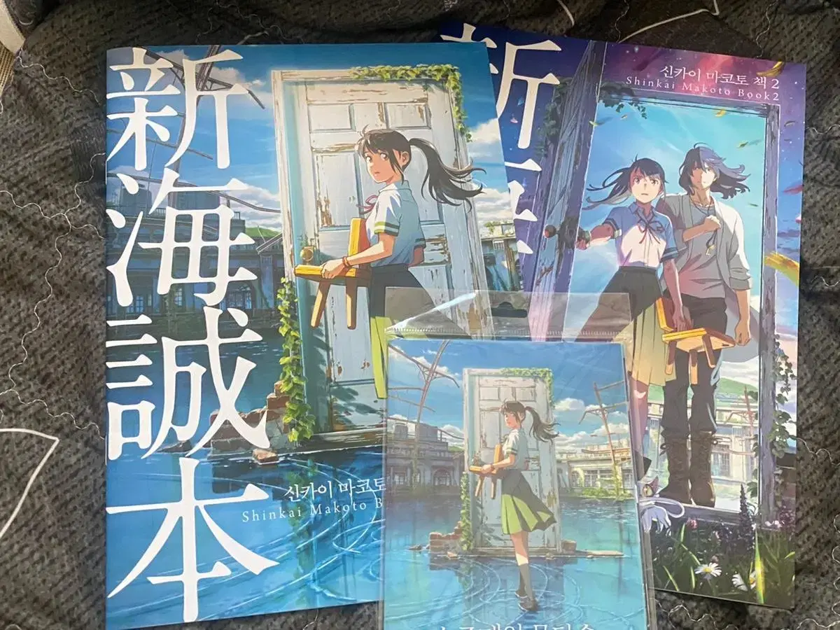 Quick sale )) Makoto Shinkai in Suzume's Doorstep Books 1 and 2 pre-order benefit + sticker book