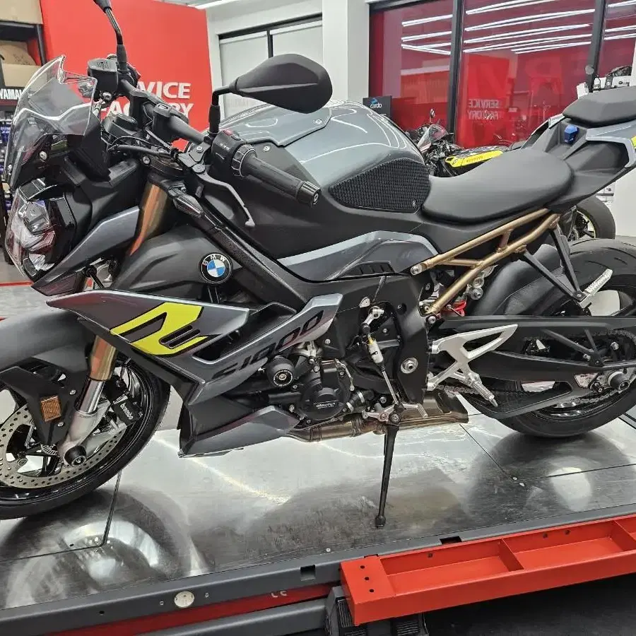 23년식 BMW S1000R 판매합니다.