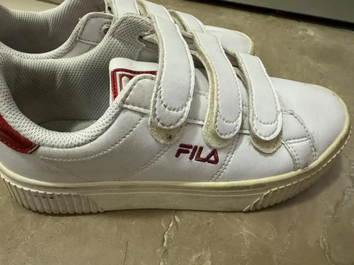 휠라 신발 스니커즈 230 판매합니다 FILA sneakers