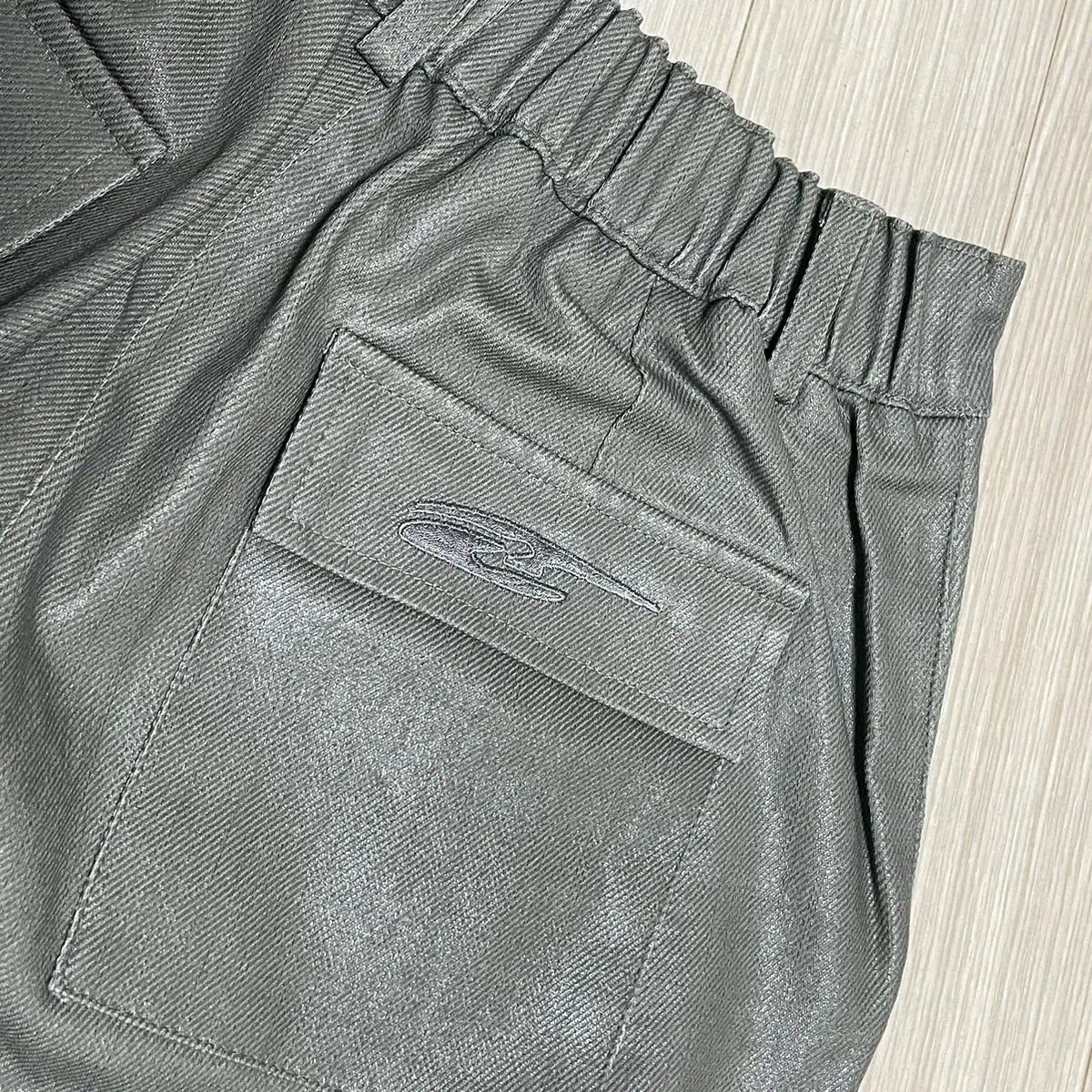 Leey 가죽 카고바지 CARGO COATED JEANS KHAKI