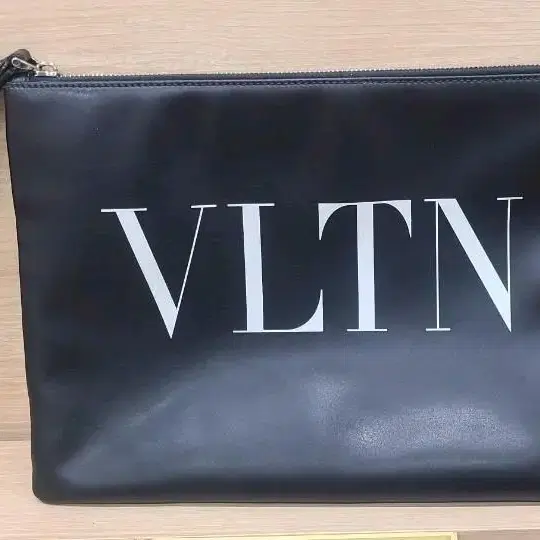 발렌티노 VLTN 지퍼 클러치백 XY2P0299LVN0NO