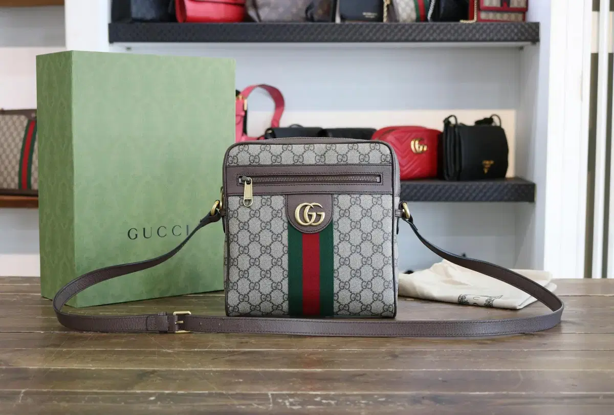 [착한중고명품울산점] Gucci 547926 Officine Messenger Bag Condition A