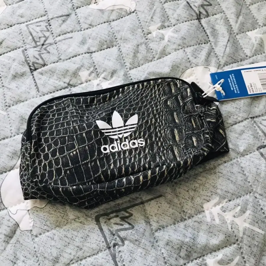 (새상품) adidas 아디다스 한정판 슬링백 크로스백 바이커백