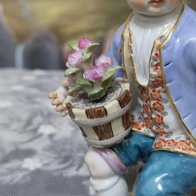 앤틱마이센 피겨린 꽃화분을 든 아이 / MEISSEN FIGURINE