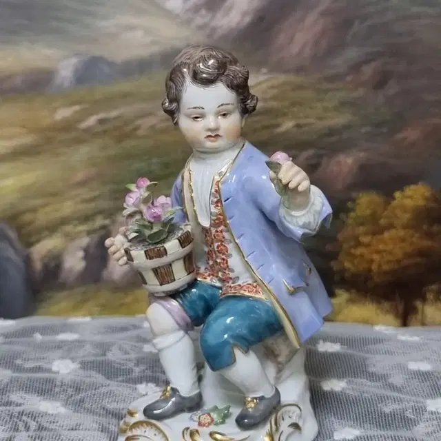 앤틱마이센 피겨린 꽃화분을 든 아이 / MEISSEN FIGURINE