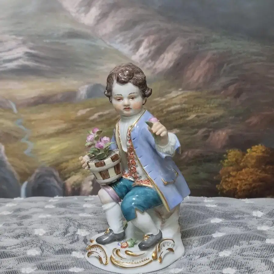 앤틱마이센 피겨린 꽃화분을 든 아이 / MEISSEN FIGURINE